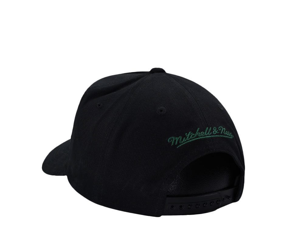 Mitchell & Ness Milwaukee Bucks Black Pro Pinch Fit Snapback Cap